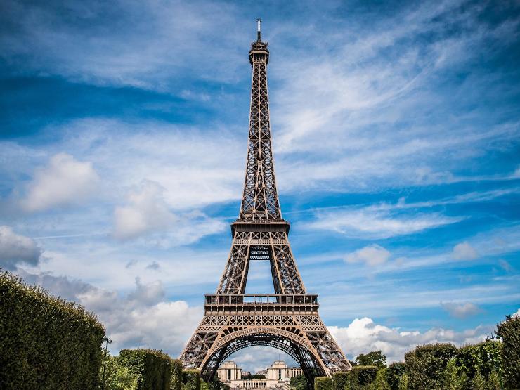 パリの観光スポット　エッフェル塔
