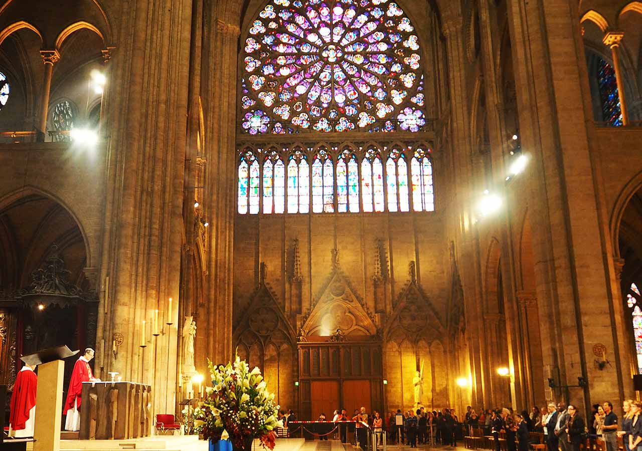 パリ観光　ノートルダム大聖堂の内観