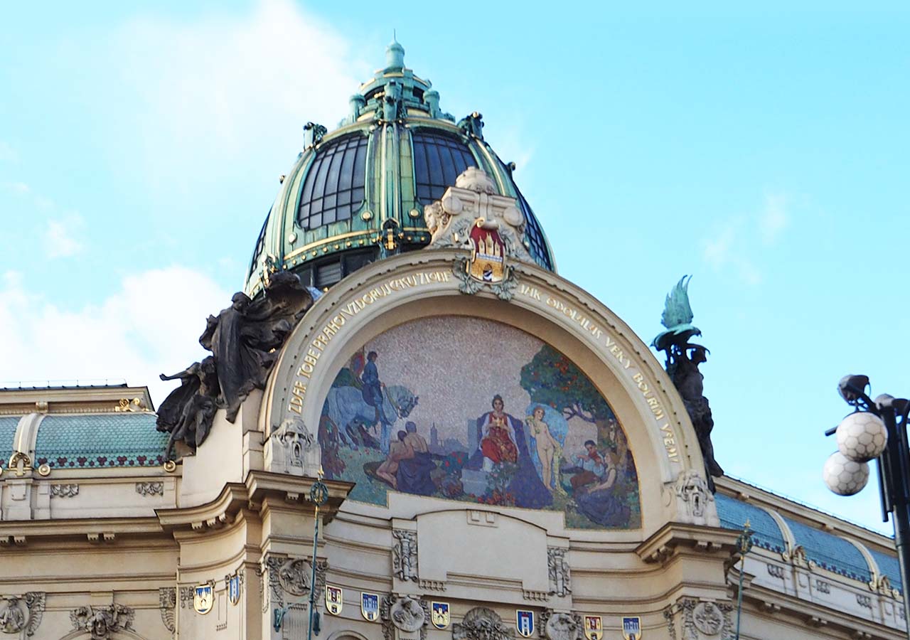 プラハ観光　プラハ市民会館のファサードの画像