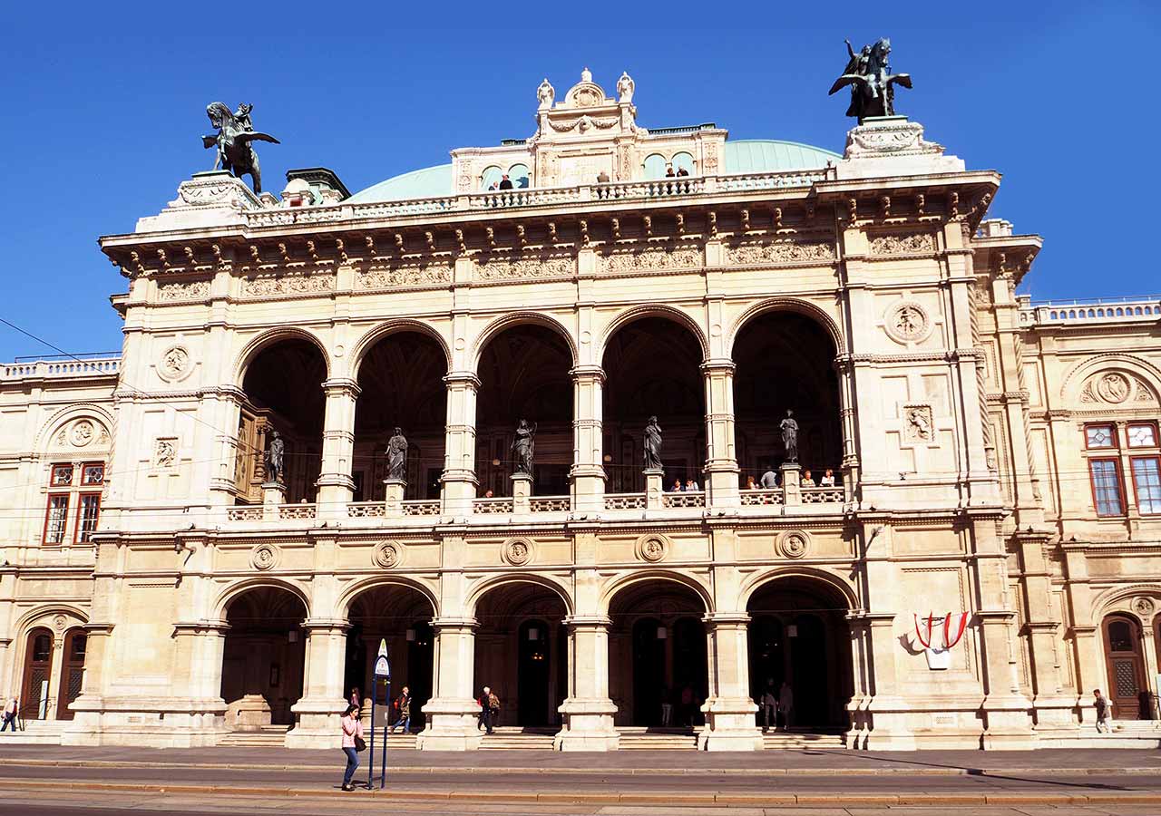 ウィーン観光　ウィーン国立歌劇場
