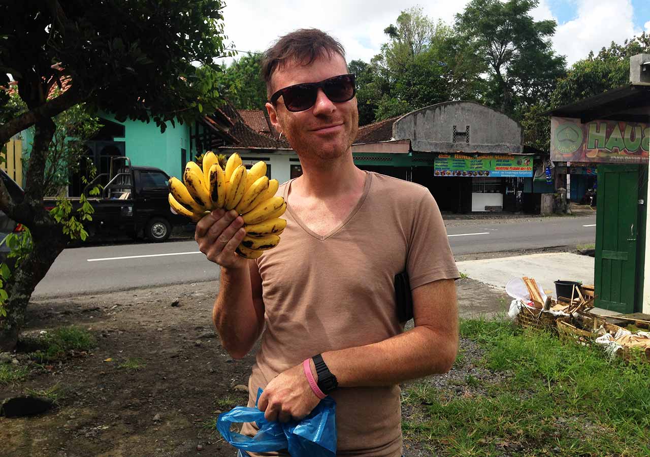 ボロブドゥール観光　道中で買ったバナナ