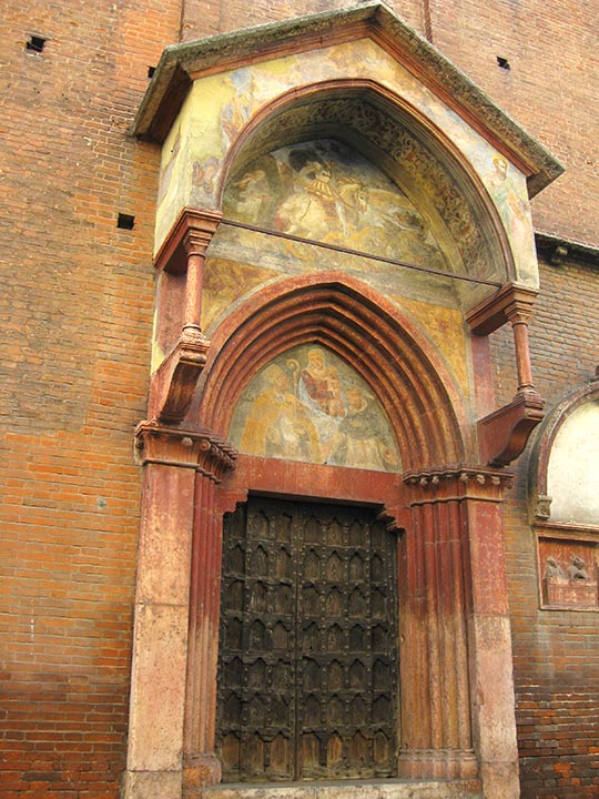 ヴェローナ観光　 サンタナスターシア教会のドア