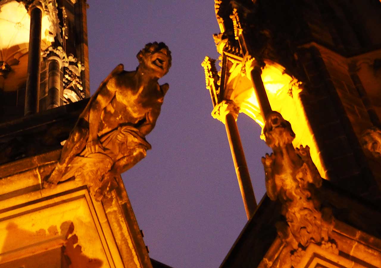 プラハ観光　聖ヴィート大聖堂（Katedrála svatého Víta）のシュールな人形