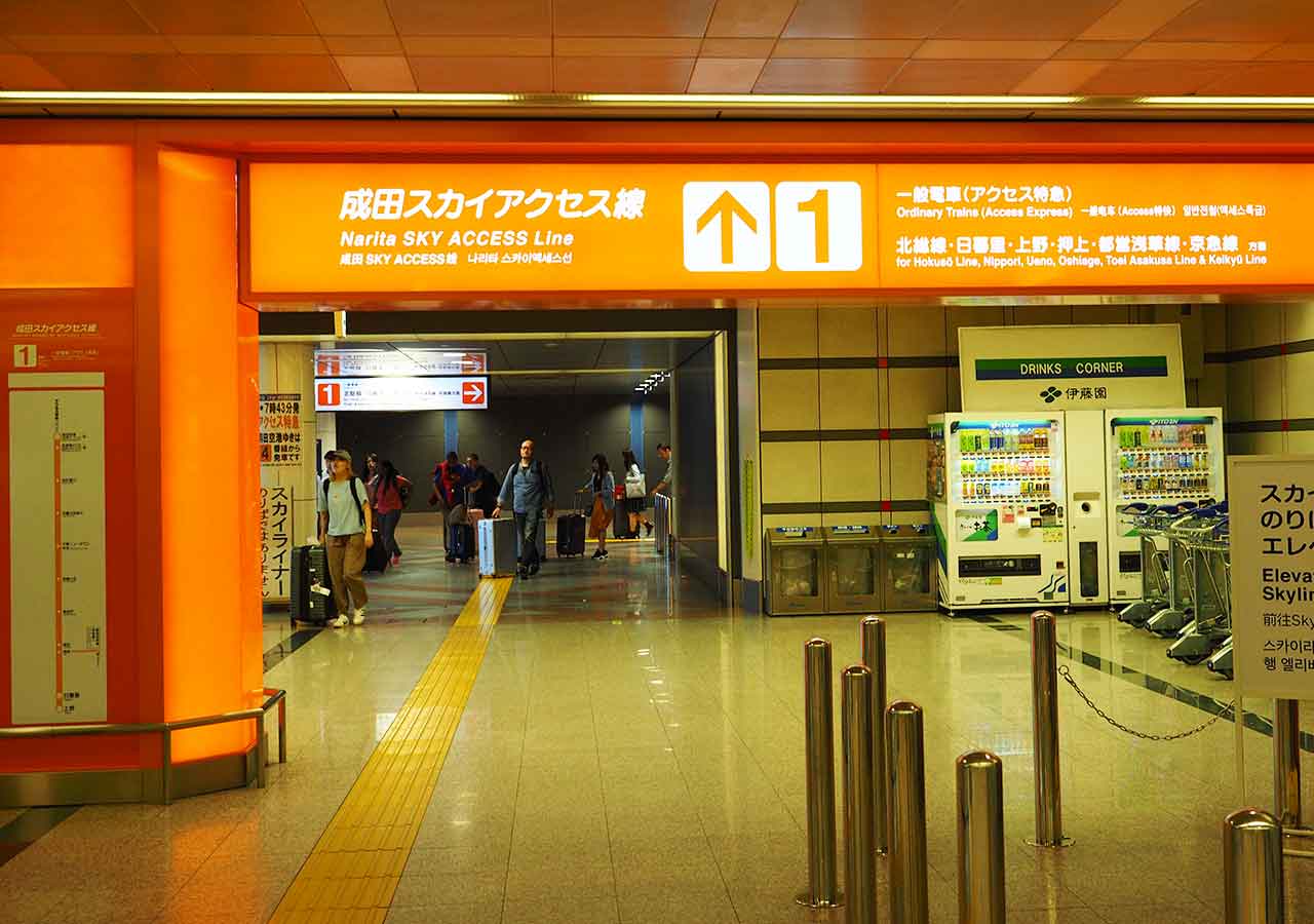 東京　成田空港鉄道駅　成田スカイアクセス・アクセス特急の案内標識