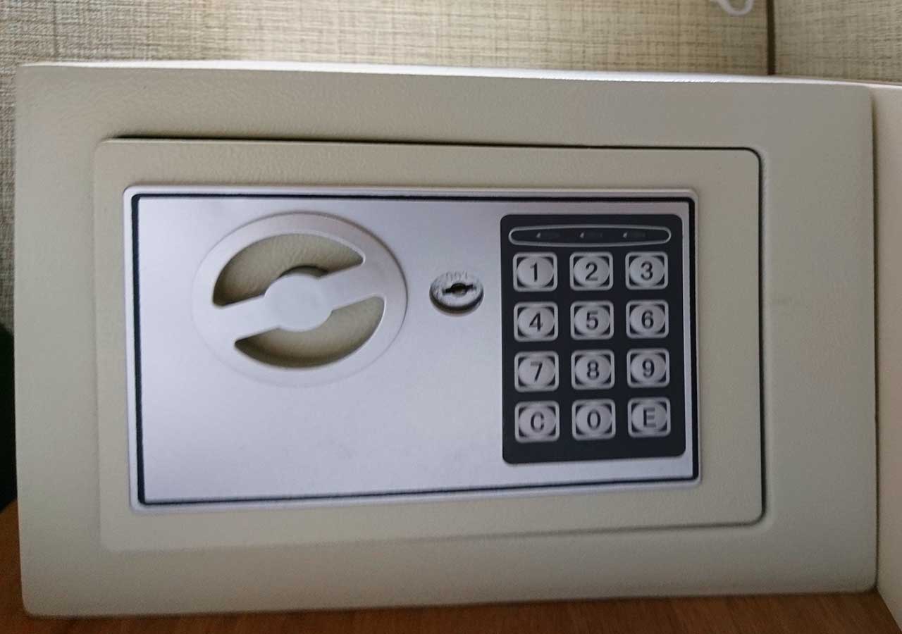 samurais-hostel-ikebukuro-security-box 東京 サムライズホステル池袋の部屋のセーフティーボックス