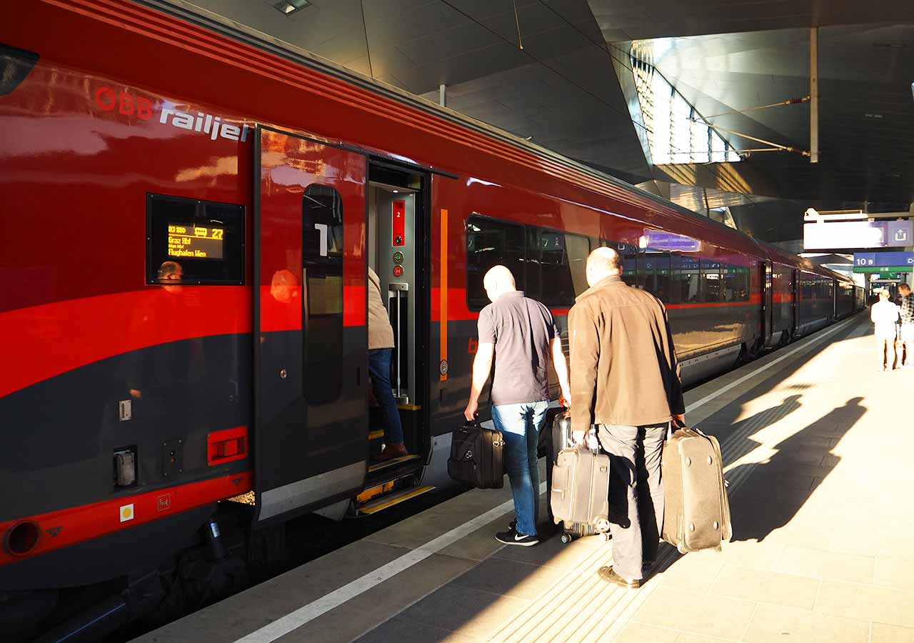 ウィーンからザルツブルクへの移動方法　オーストリア国鉄（ÖBB）のレイルジェット