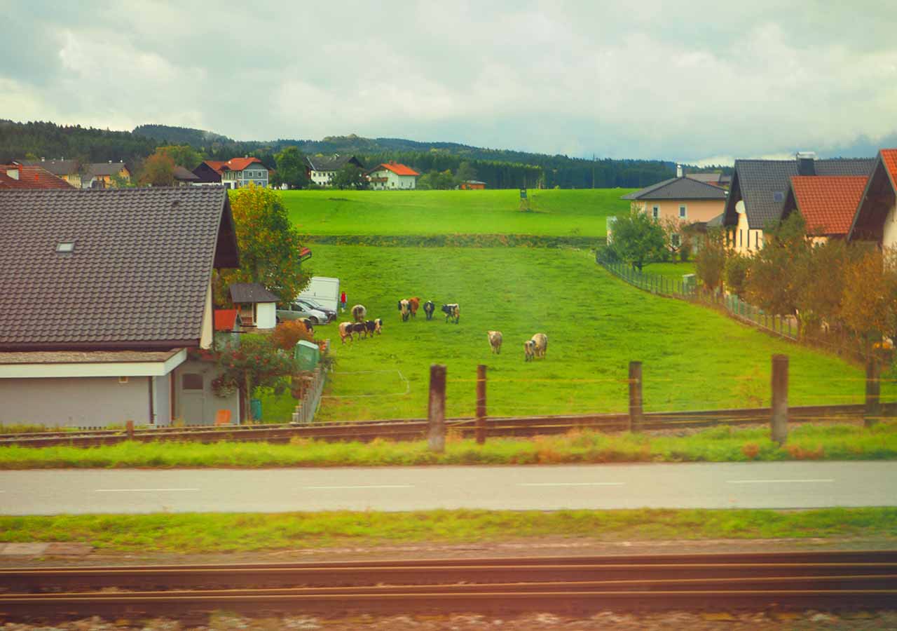 ウィーンからザルツブルクへの移動方法　ウエストバーン鉄道の電車からの景色