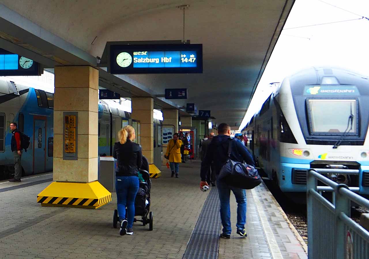 ウィーンからザルツブルクへの移動方法　ウエストバーンホフ（Westbahnhof）駅のプラットフォーム