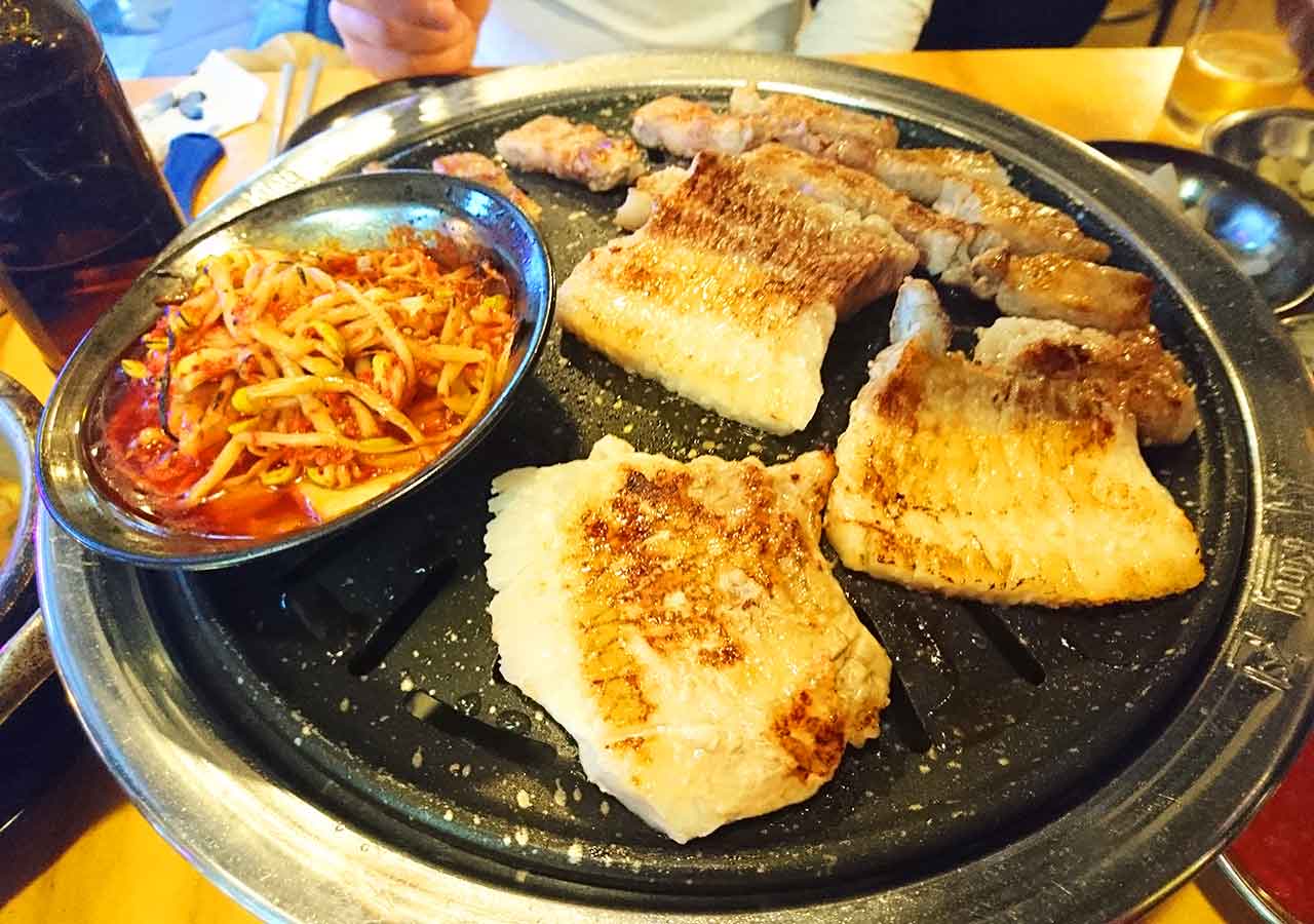 釜山の西面グルメ　サムギョプサルレストラン 무한한판8.8　焼けた豚バラ肉