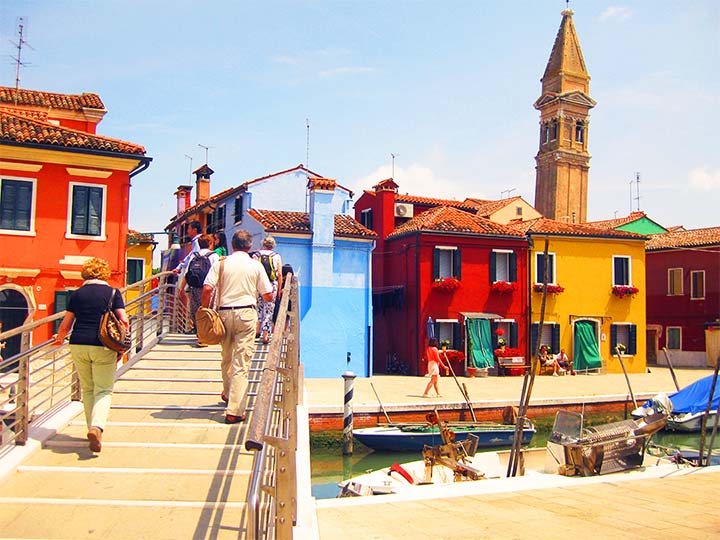 「ベネチアのブラーノ島はカラフルな絶景の街！行き方と伝統レース編みなど見所情報」　トップ画像