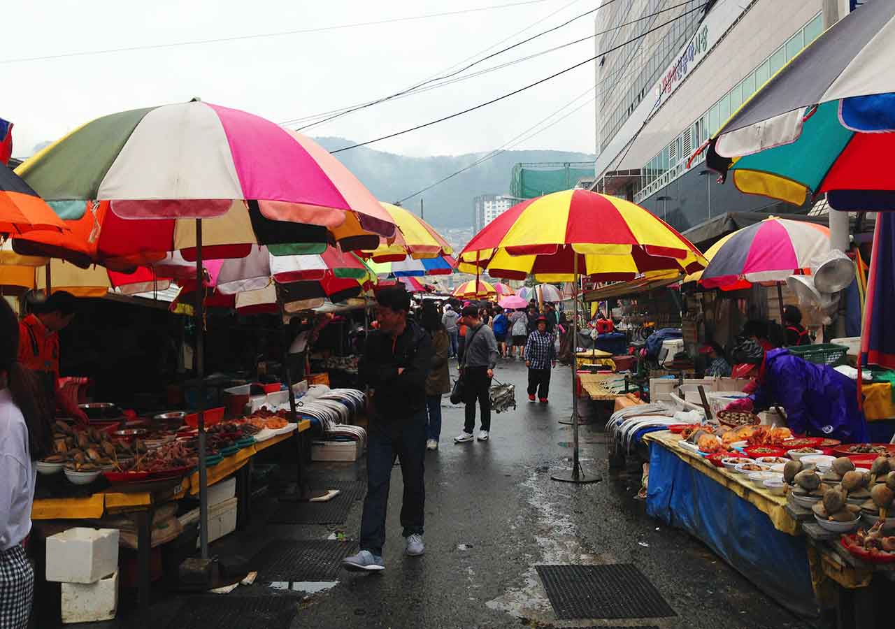 釜山観光　チャガルチ市場　カモメのモチーフの建物　食堂のメニュー