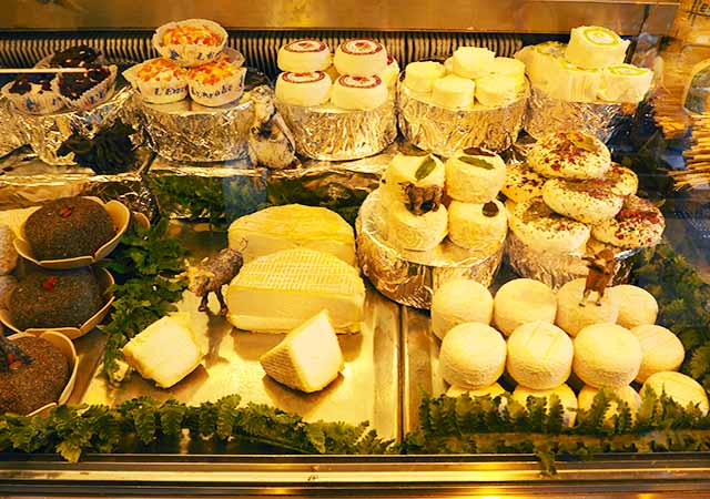 ミュンヘン観光　ヴィクトアリエンマルクト（Viktualienmarkt）　チーズ