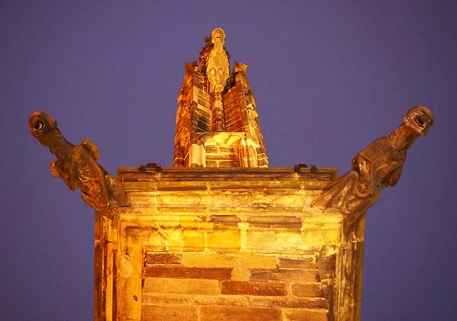 チェコ観光　プラハ城（Pražský hrad）　聖ヴィート大聖堂（Katedrála sv. Víta）　ホラーな人形