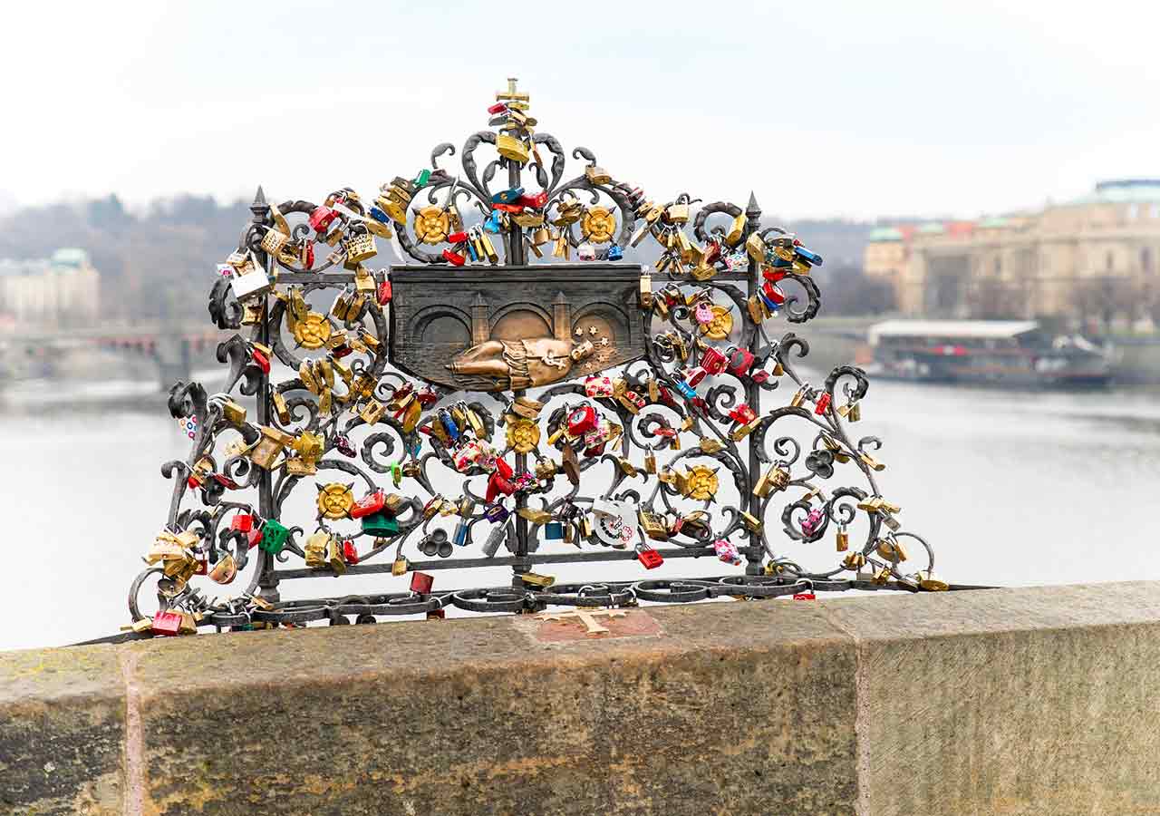 プラハ観光　カレル橋（Charles Bridge）　聖ヤン・ネポムツキー（Jan Nepomucký）像の策と十字架