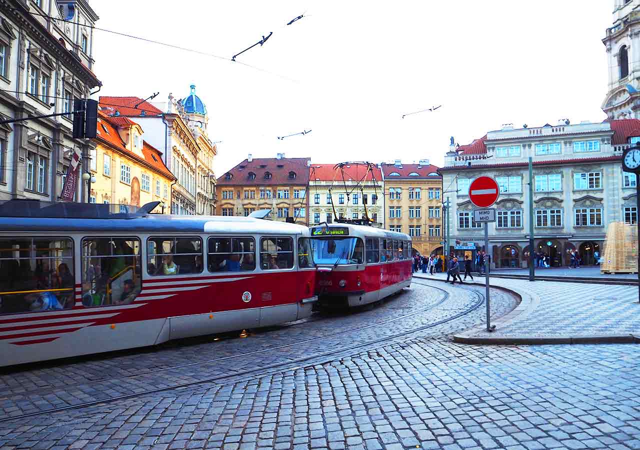 プラハ観光　公共交通機関　トラム