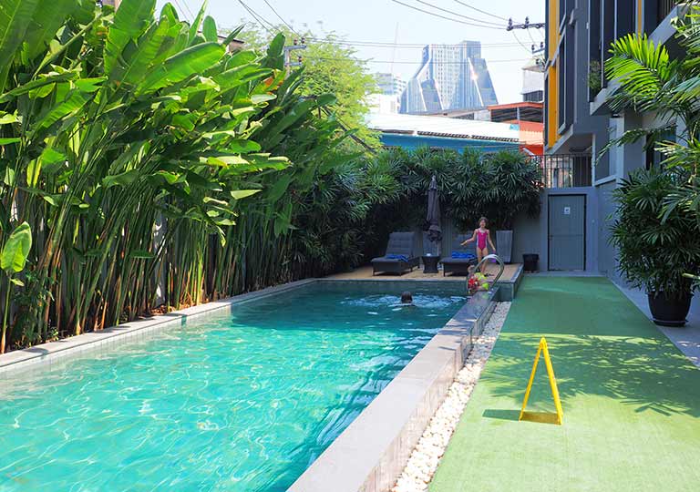 バンコク・シーロムの格安ホテル　アイサノック バンコク（iSanook Bangkok）のプール