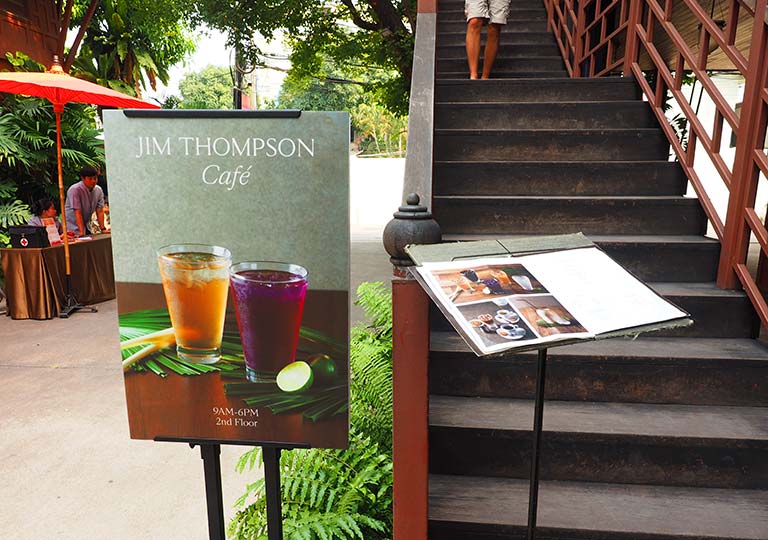 バンコク観光　ジムトンプソンの家（Jim Thompson House） カフェのシルクの展示