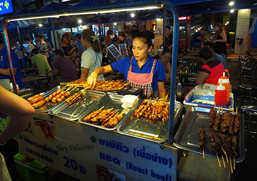 バンコク観光　カオサン通り（カオサンロード）　肉の串焼き