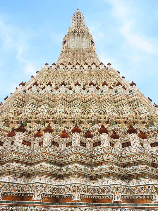 バンコク観光　ワットアルン（Wat Arun）大仏塔の装飾
