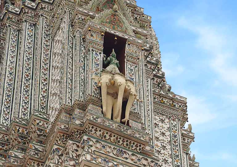 バンコク観光　ワットアルン（Wat Arun）大仏塔のインドラ神の象