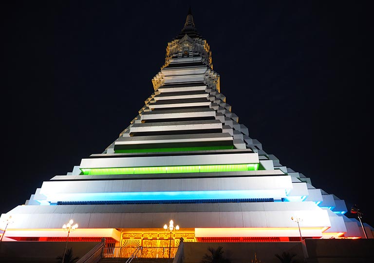 バンコク観光　ワットパクナム（Wat Paknam）4階のルアン・ポーソッド師の金製仏像