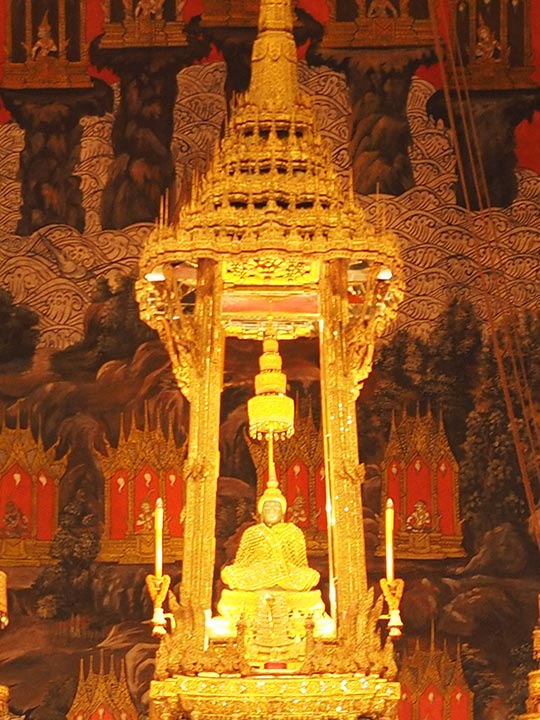 バンコク観光　ワットプラケオ（Wat Phra Kaew）　ウボーソット（本堂）のエメラルド仏