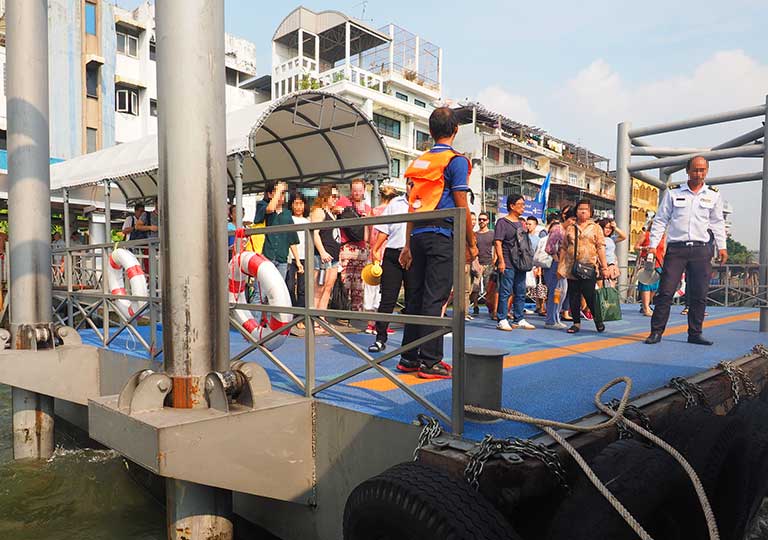 バンコク観光　チャオプラヤーエクスプレスボート　船着場の画像