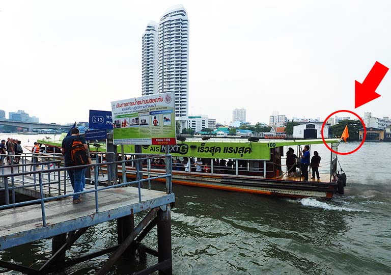 バンコク観光　チャオプラヤーエクスプレスボート　オレンジの旗の船