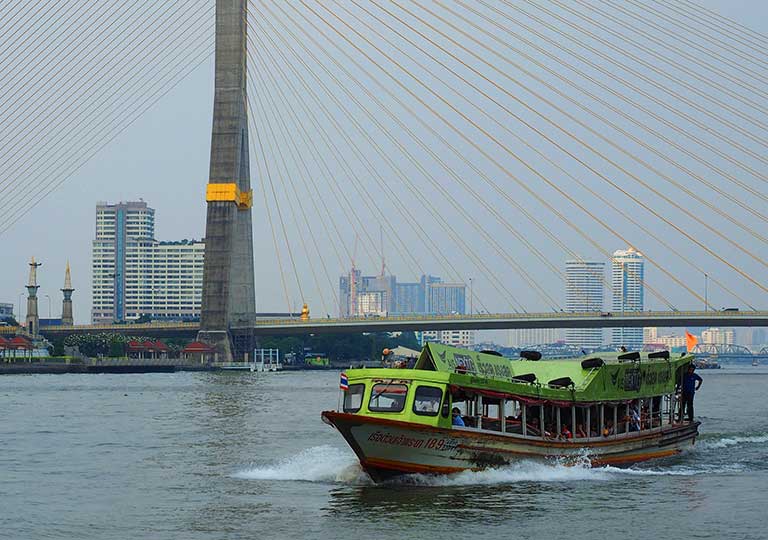 バンコク観光　チャオプラヤーエクスプレスボート　船の画像