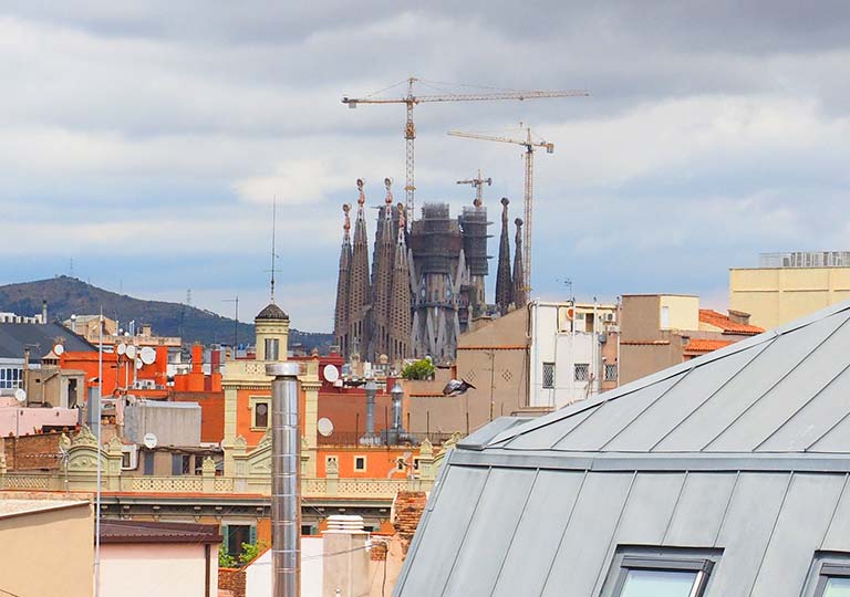 バルセロナ観光　ホテルHCCモンブラン　部屋のバルコニーから見えるサグラダファミリア