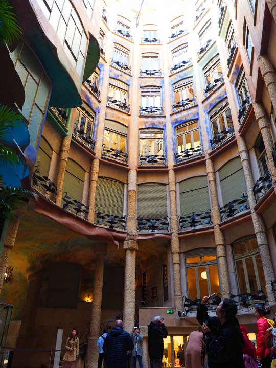 バルセロナ観光　カサミラ（Casa Milà）の内部　吹き抜けの中庭