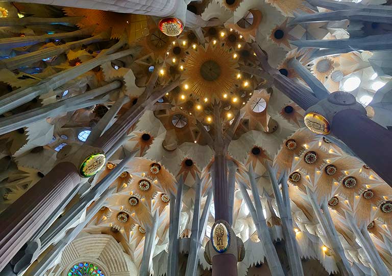 バルセロナ観光　サグラダファミリア（Sagrada Familia）　聖堂内部　天井