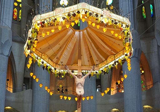 バルセロナ観光　サグラダファミリア（Sagrada Familia）　聖堂内部　十字架磔刑像