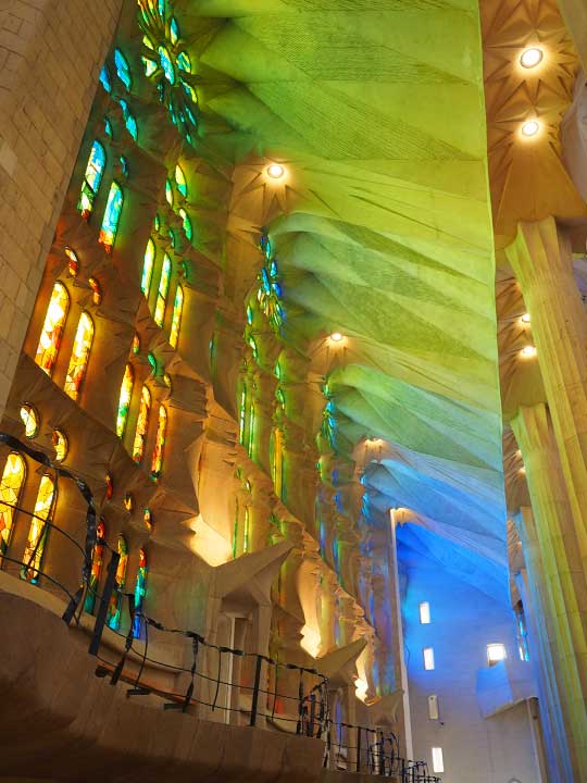 バルセロナ観光　サグラダファミリア（Sagrada Familia）　聖堂内部　ステンドグラス