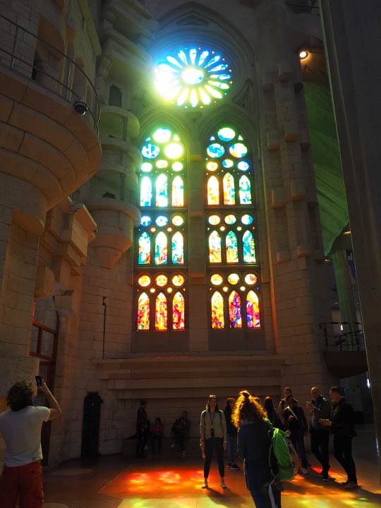 バルセロナ観光　サグラダファミリア（Sagrada Familia）　聖堂内部　ステンドグラス