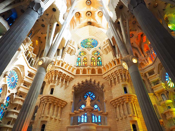 「サグラダファミリアの内部を観光！教会、ステンドグラス、塔の異世界感がすごい」　トップ画像