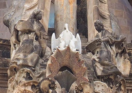 バルセロナ観光　サグラダファミリア（Sagrada Familia）　生誕のファサード　フリーメイソン　ペリカン