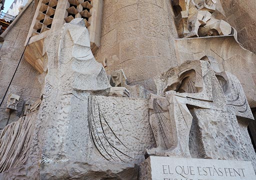 バルセロナ観光　サグラダファミリア（Sagrada Familia）　生誕のファサード　フリーメイソン　ペリカン