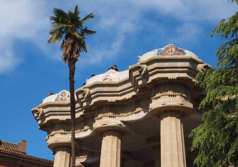 バルセロナ観光　グエル公園（Park Güell）　見どころ⑤中央広場（ラ・ナトゥーラ広場）の波打つベンチ