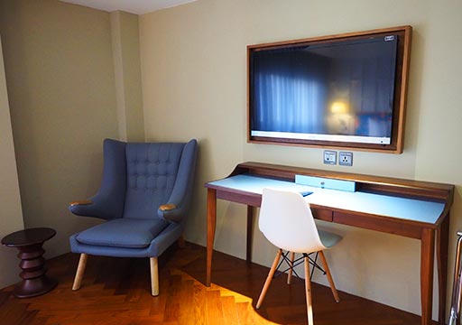 台中　レッドドットホテル（紅點文旅）　客室のデスクと椅子