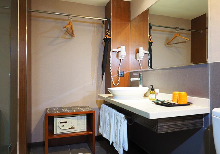 オレンジホテル-カイフォン台北（Orange Hotel-Kaifong Taipei）　客室の洗面台とワードローブ