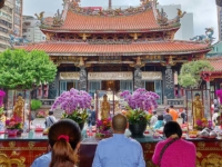 「台湾の龍山寺を観光！おみくじの引き方や参拝方法、周辺グルメまとめ」の記事トップ画像