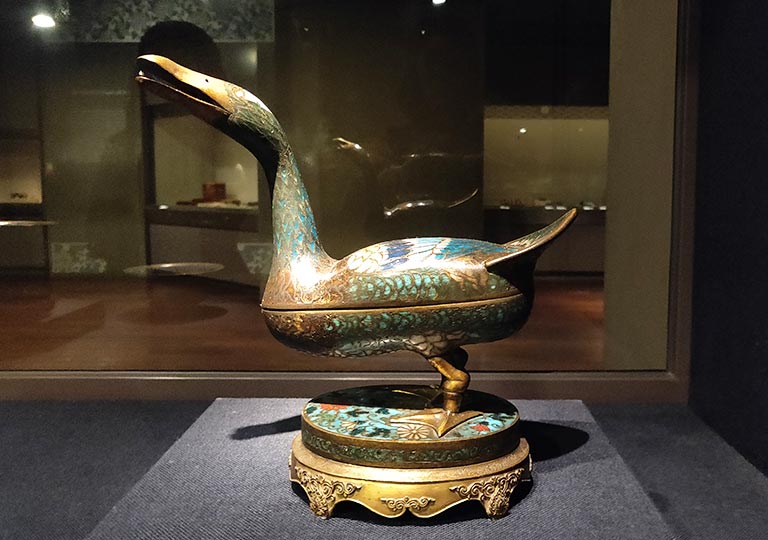 台北　国立故宮博物館の展示物　掐絲琺瑯鳧式炉
