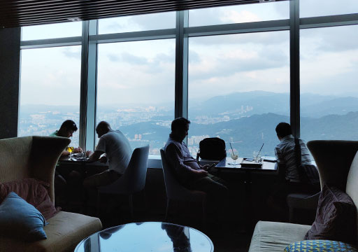 taipei101-observatory-88thfloor-bar88-tables 台北101 88階のBar88