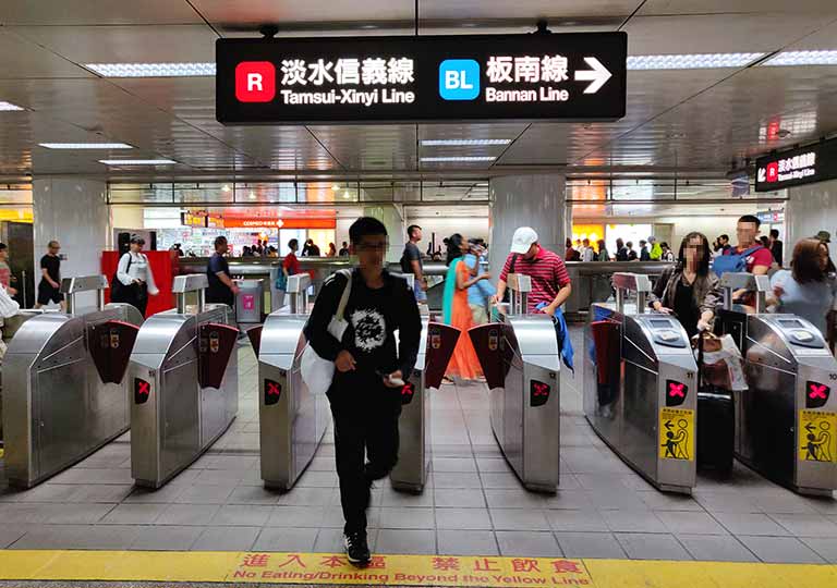 MRT台北駅　地下鉄のゲート