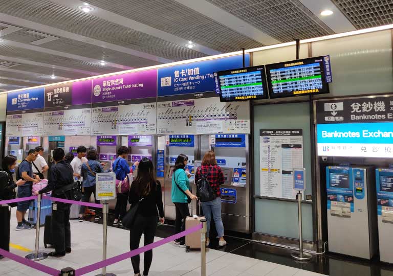 台北の桃園空港　MRT（地下鉄）の券売機