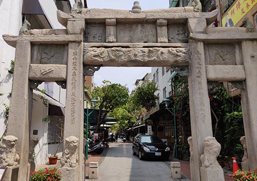 台南　孔廟商圏の門