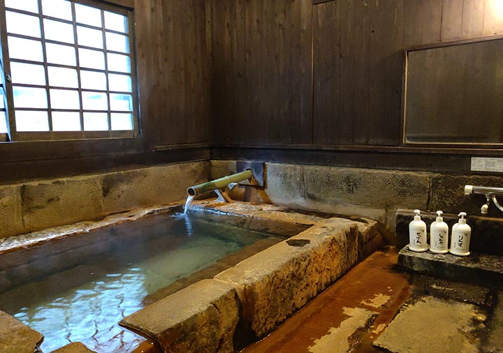 黒川温泉 旅館山河　客室の専用切石風呂