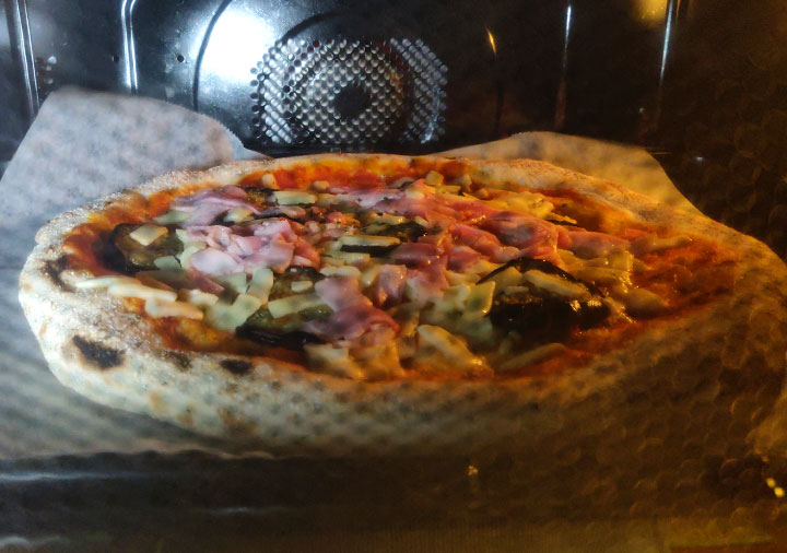 ピザレボ(PIZZAREVO)の冷凍ピザ　オーブンで焼いている画像