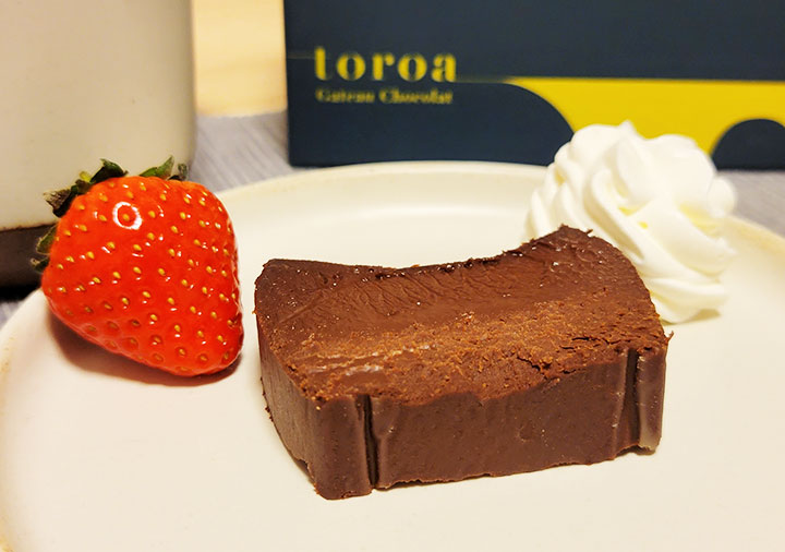 toroa(トロア)のとろ生ガトーショコラ　苺とクリーム